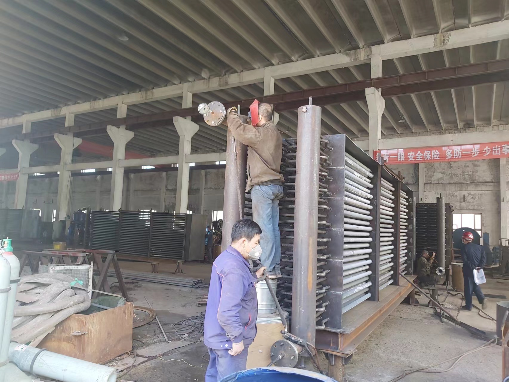 撸起袖子(zǐ)加油幹，鉚足幹勁生(shēng)産忙